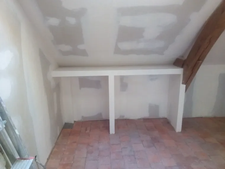 Création de placards dans une chambre à Champigne